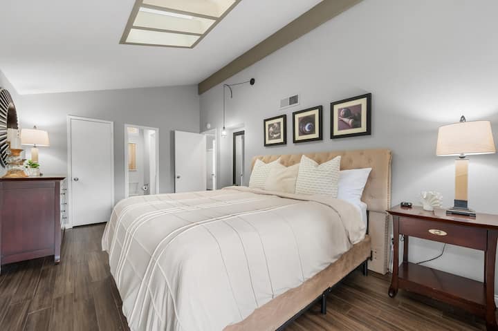 غرفة نوم أساسية بسرير بحجم كينغ في كاليفورنيا