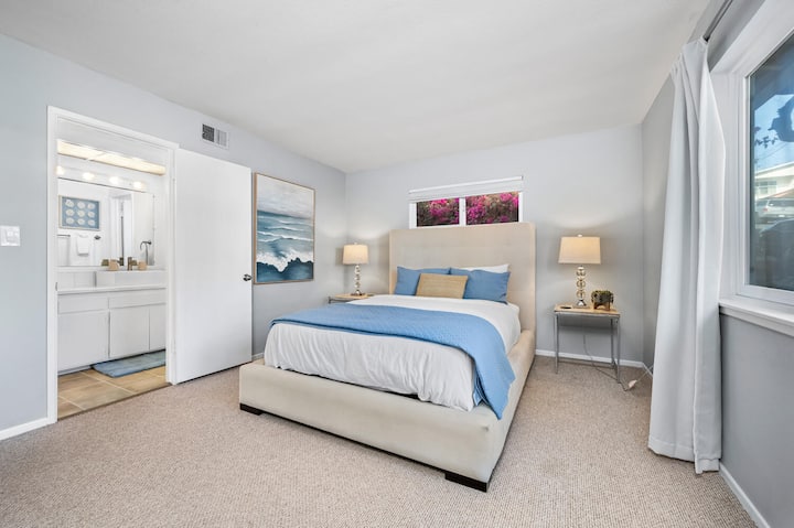 غرفة نوم واسعة للضيوف بسرير متوسط الحجم وحمام داخلي