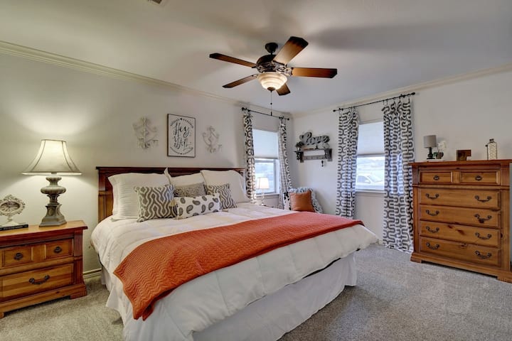 Dormitorio en planta alta con cama King