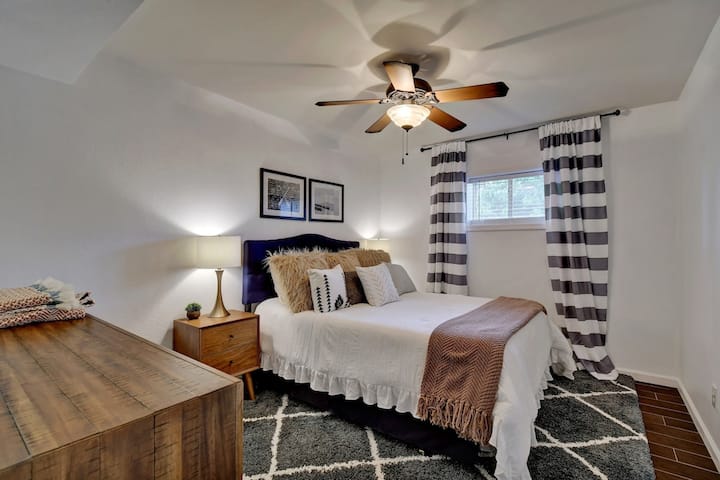 En la planta baja, segundo dormitorio con cama tamaño queen.