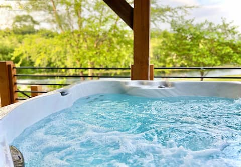 Lakefront with private hot tub & amazing lake view