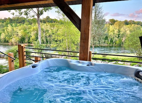 New Lakefront cabin with private hot tub