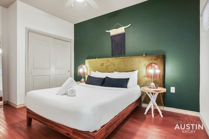 Dhomë gjumi "queen" me shtroja dhe dollap cilësorë të hotelit luksoz