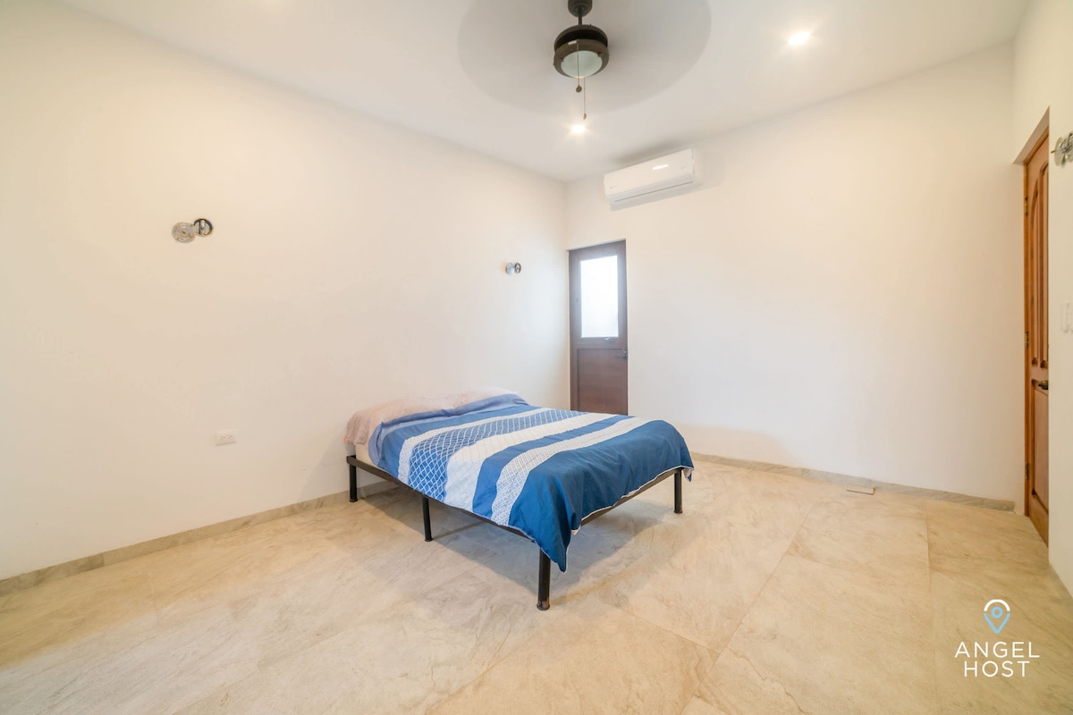 Camera da letto confortevole e accogliente, ideale per rilassarsi dopo una giornata di esplorazione.