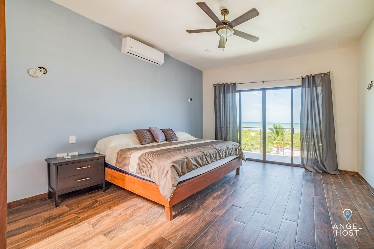 Dormi sonni tranquilli in questa camera da letto serena e spaziosa con ampie viste sull'esterno.