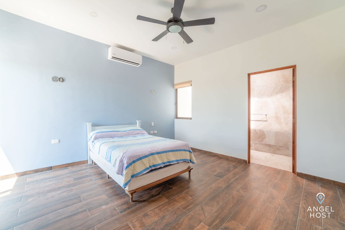 Camera da letto luminosa e ariosa con un letto accogliente, perfetto per una notte di sonno ristoratore.