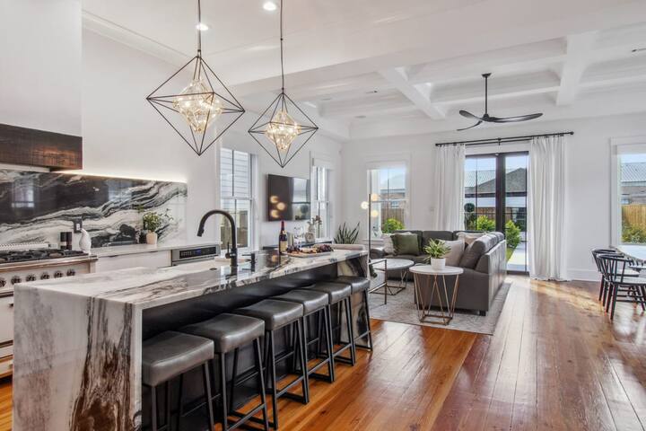 Deluxe Modern Home | Heated Pool & Game Room gallery image 2