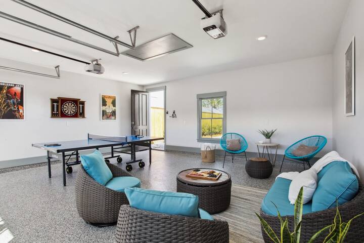 Deluxe Modern Home | Heated Pool & Game Room gallery image 4
