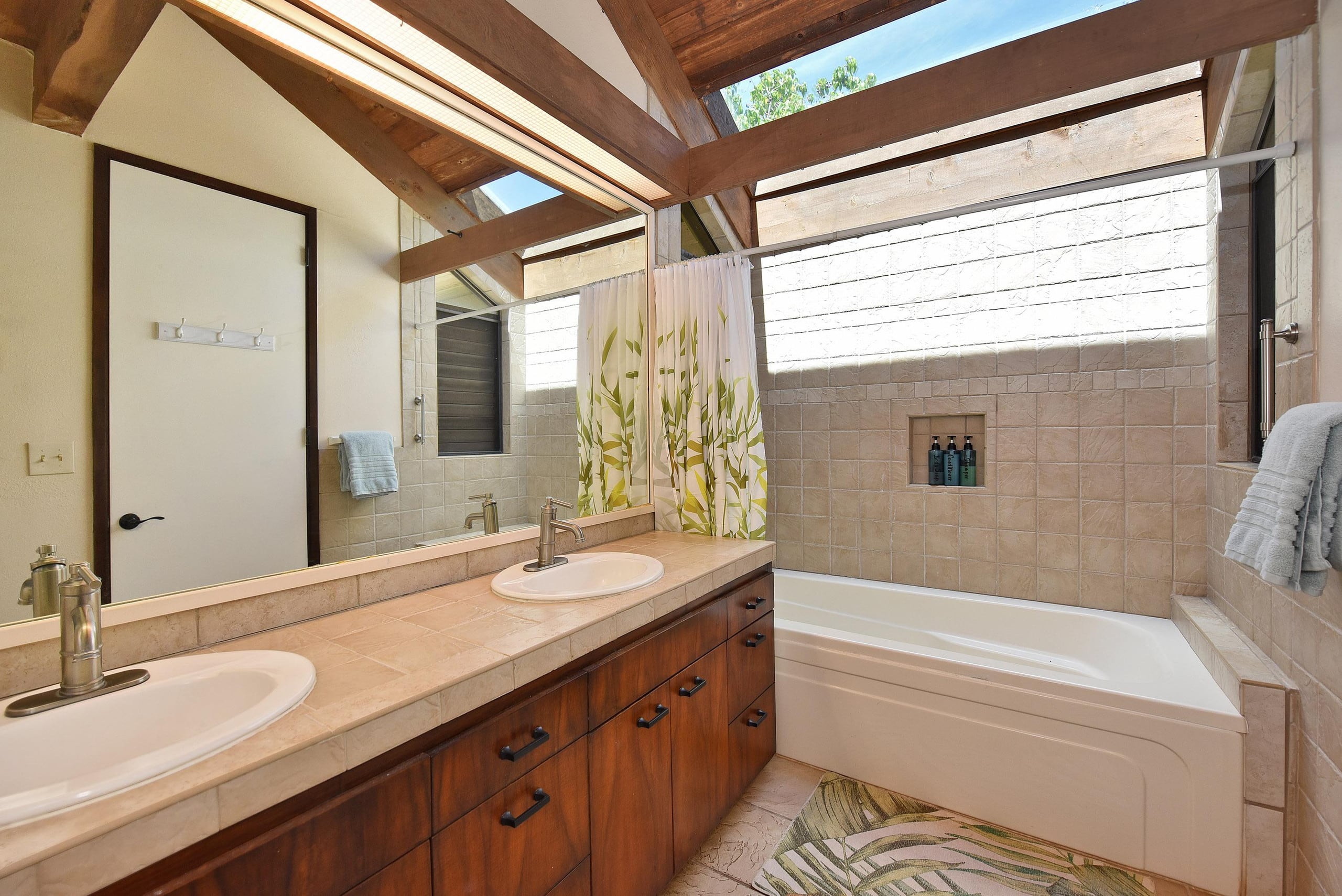 Condo in Lahaina · ★4.64 · 3 bedrooms · 6 beds · 3 baths - Image 18