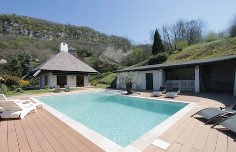 Rare villa in the heart of Little Savoyard Venice