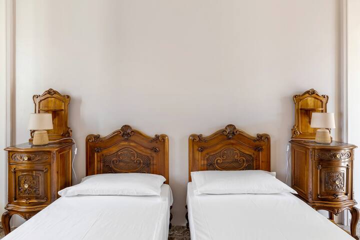 Wonderful Italy | Irnerio Apartments – Black Widow gallery image 3