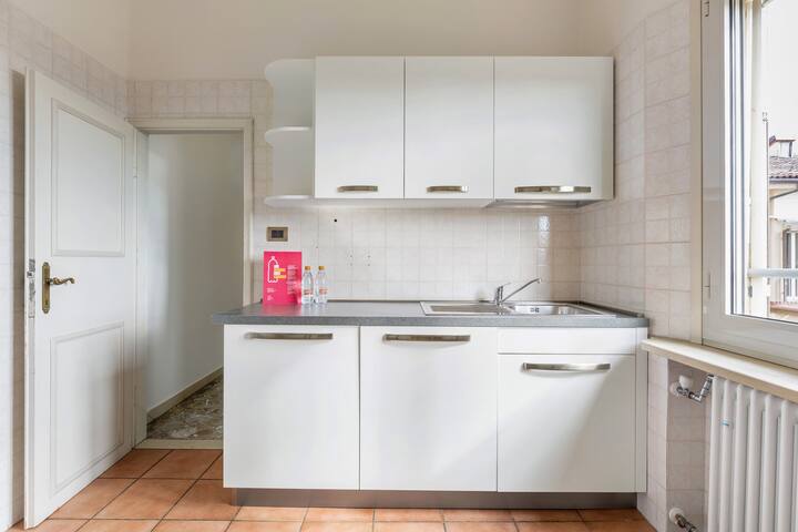 Wonderful Italy | Irnerio Apartments – Black Widow gallery image 5