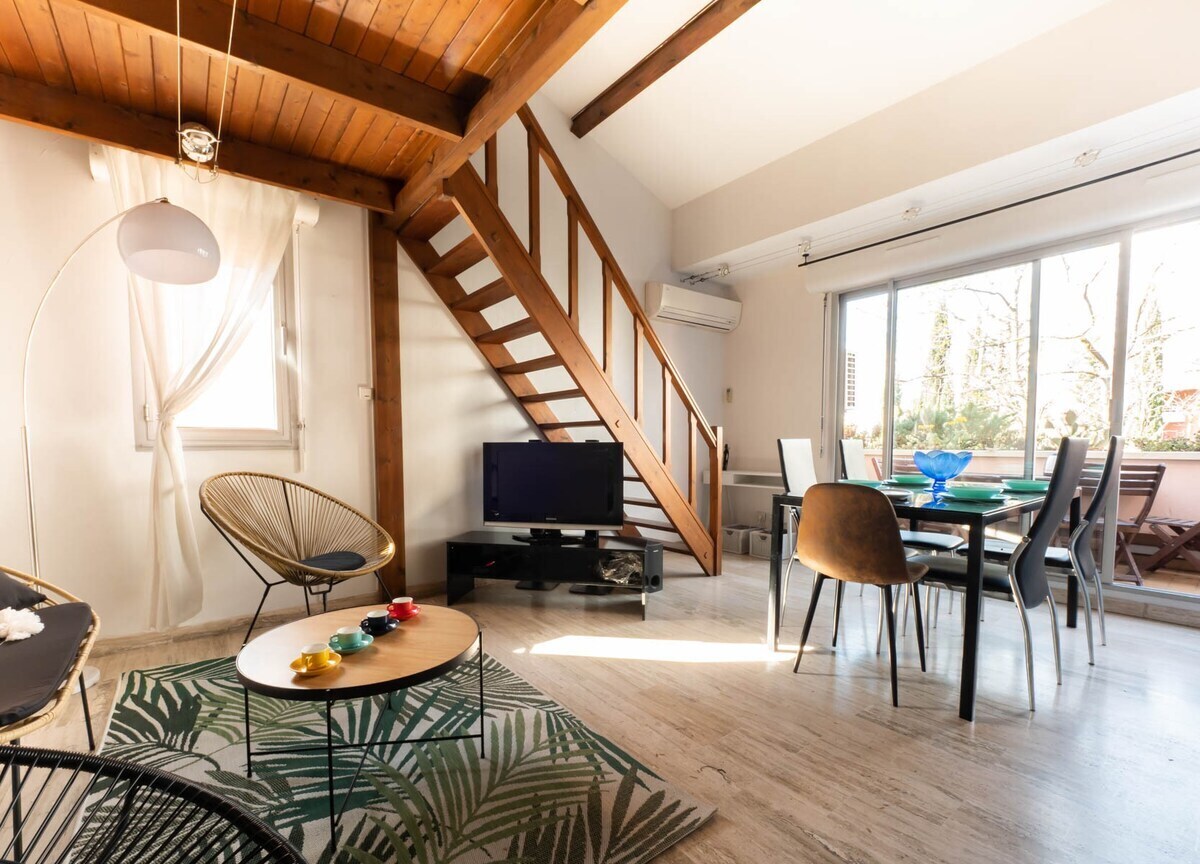 Popular Airbnb listing: Le Nicolas - Air conditioning and private parking in Hôpitaux Facultés
