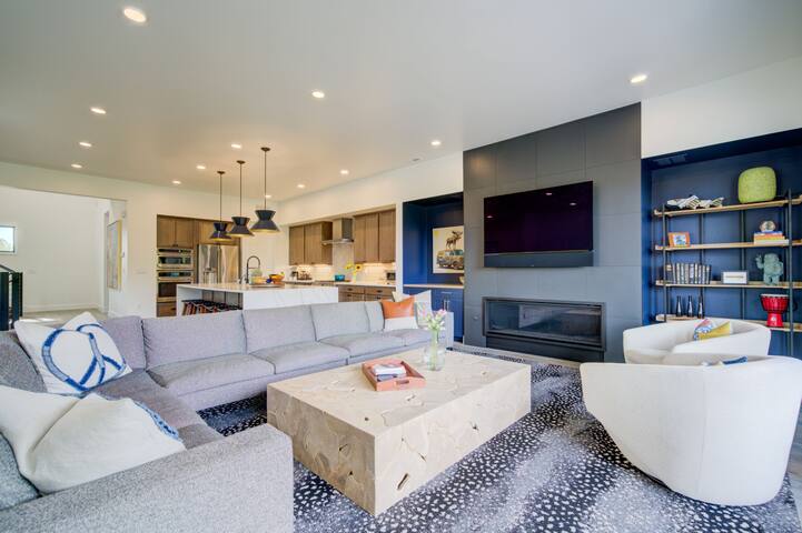 Modern 3Bdrm Stay | Mountain Views & Beach Access gallery image 3