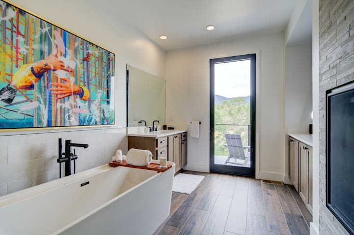 Modern 3Bdrm Stay | Mountain Views & Beach Access gallery image 5