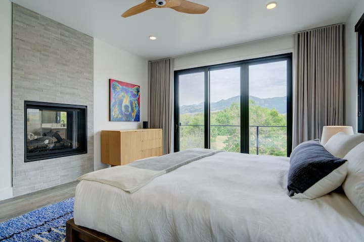 Modern 3Bdrm Stay | Mountain Views & Beach Access gallery image 4