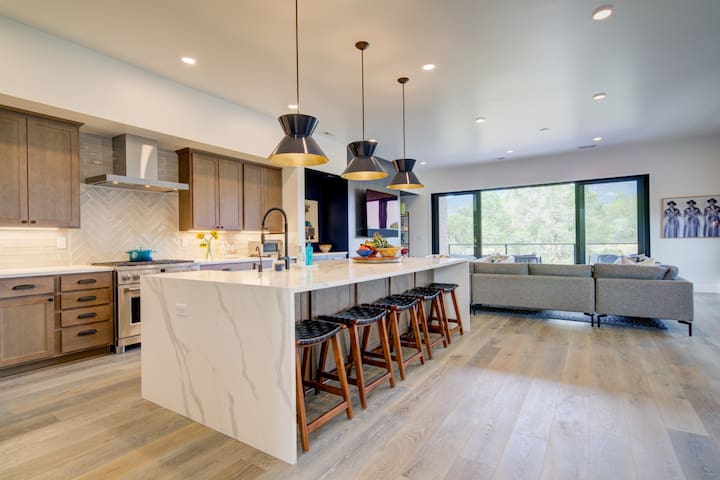Modern 3Bdrm Stay | Mountain Views & Beach Access gallery image 2