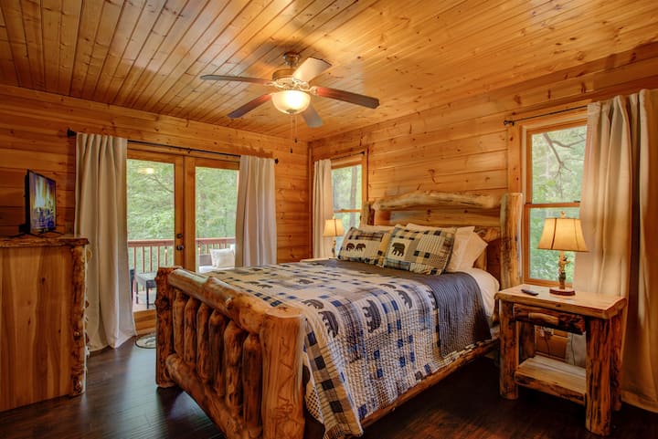 Dormitorio del nivel principal: cama tamaño queen y acceso a la terraza.