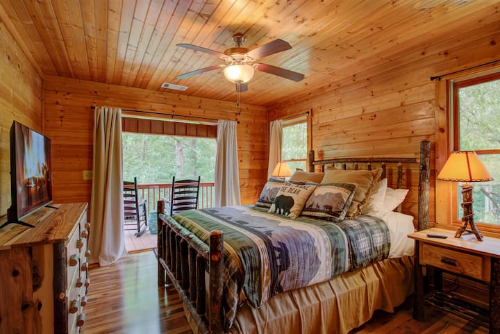 Dormitorio en planta alta: cama tamaño queen y terraza privada.