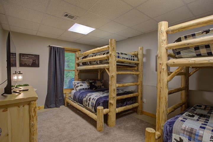 Habitación con literas en el sótano - TV inteligente