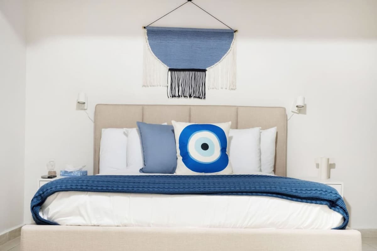 Dhoma e gjumit #9 Çdo nga 9 dhomat tona të gjumit ka ajër të kondicionuar, televizor, hije, shtroja të freskëta dhe banjë të plotë.