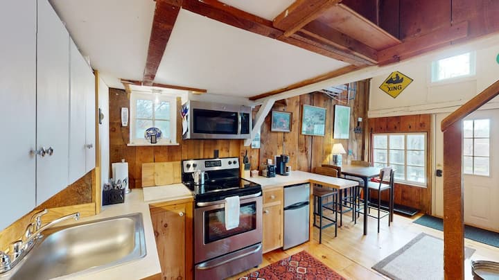Pond View Cabin-rustic 2 Bedroom-sleeps 4 - Rutland, VT