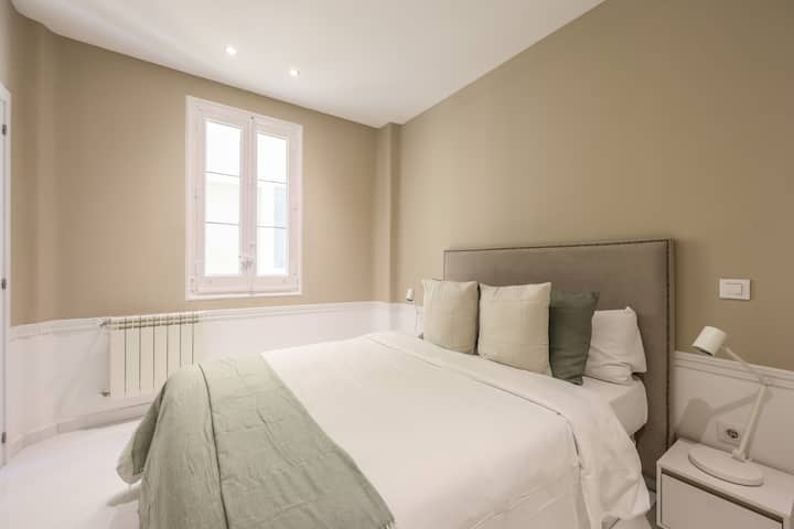 Поглед на спалната соба со брачен кревет (широк 125 - 149 см