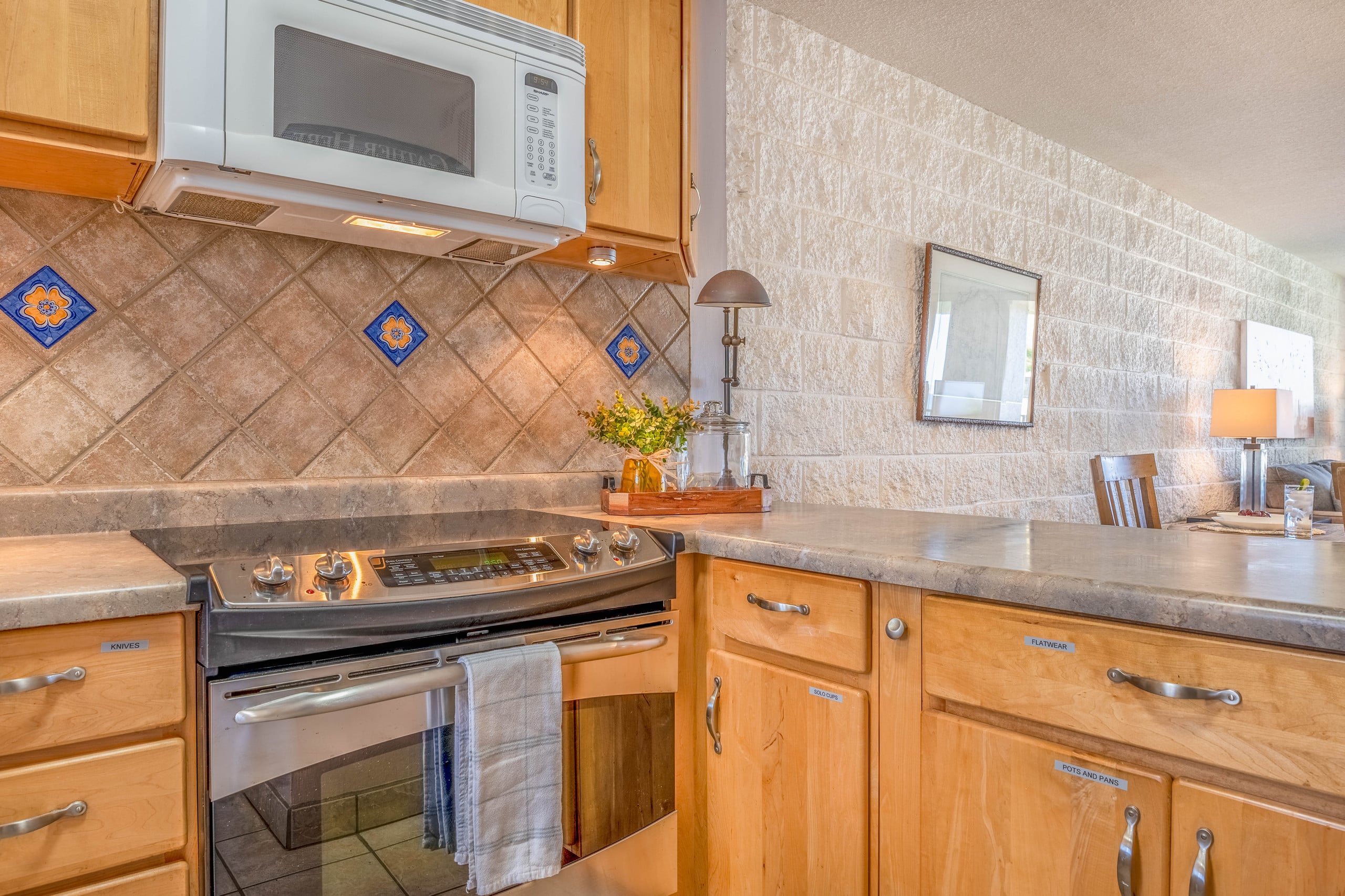 Condo in Wailuku · ★4.5 · 2 bedrooms · 3 beds · 2 shared baths - Image 13