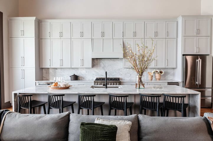 Luxe 7bedroom |Pool + Spa| 1 block to Parade Route