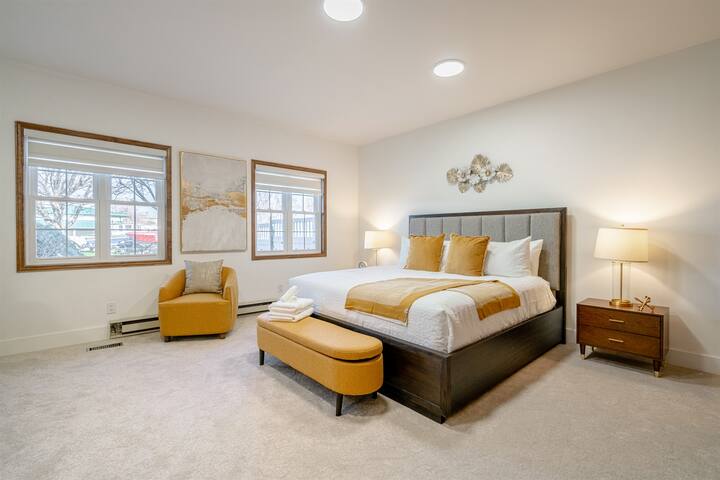 Dormitorio principal tamaño king en el piso principal