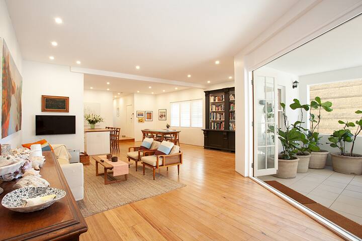 Spacious Bondi Beach Escape gallery image 4