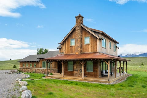 Cowboy Retreat- A gorgeous 3 bedroom home near Chi