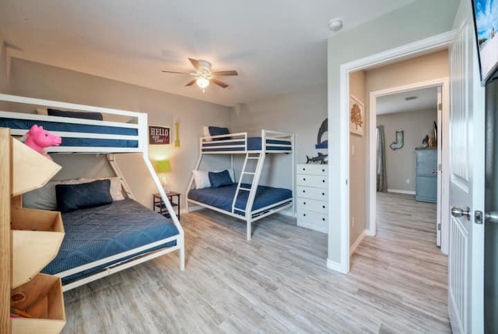 Chumba cha 4 cha kulala kina vitanda viwili na vya ghorofa moja.