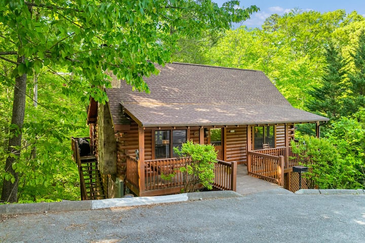 Country Bear Cove - Hot Tub, Games & Deck W/ View - Pigeon Forge, TN