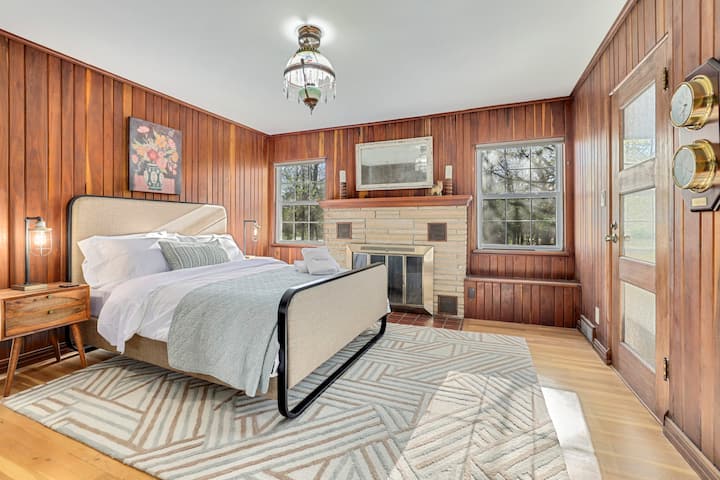 Naša tretia spálňa má manželskú posteľ Queen, vstavanú komodu, dve skrine a neďalekú kúpeľňu.