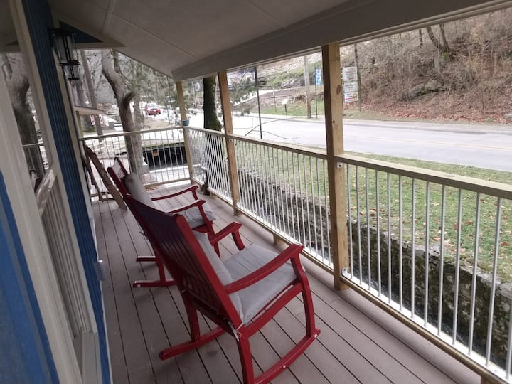 Creekside Lodge: Urban Treehouse#10 - Eureka Springs, AR