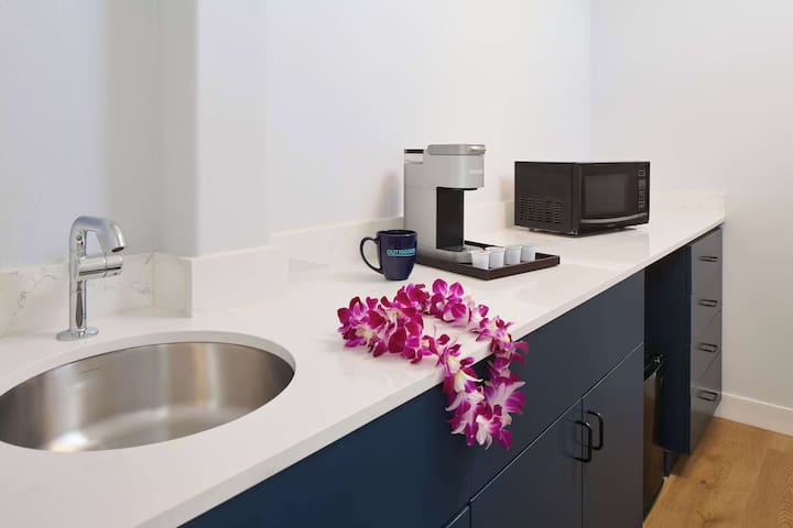 2 Family-friendly Units in Waikiki! Pets Allowed! gallery image 3