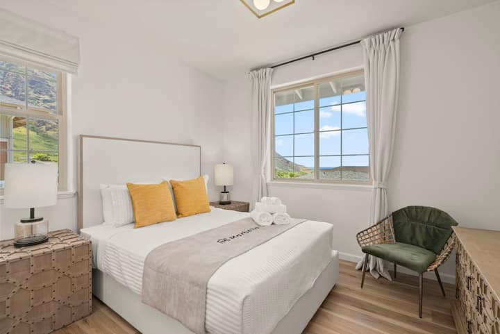 Habitación cómoda con iluminación natural brillante