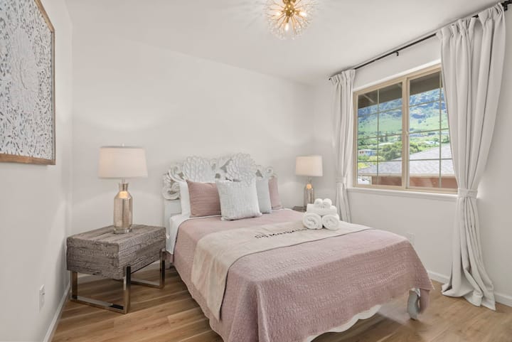 Relájate en un dormitorio bañado por la luz del sol