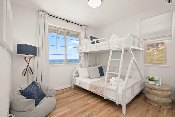 Cómoda habitación con literas diseñada para ofrecer más espacio para dormir