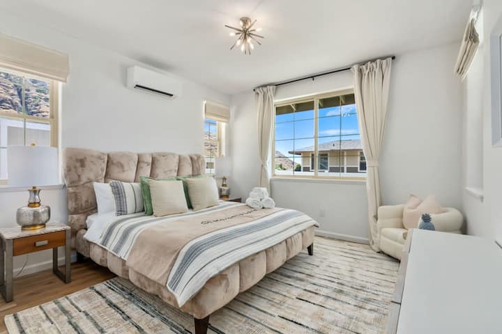 Dormitorio fresco y acogedor con luz natural