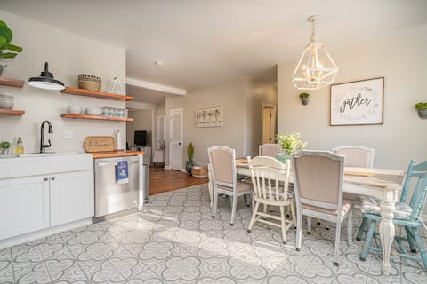 The FarmHouse 3bd/2ba B&B in MO Wine Country & Kat