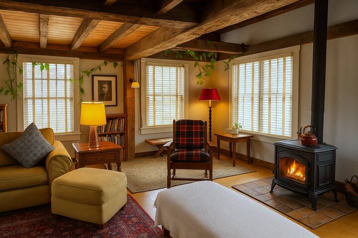 Magical Post and Beam Loft Downtown Newport! gallery image 4