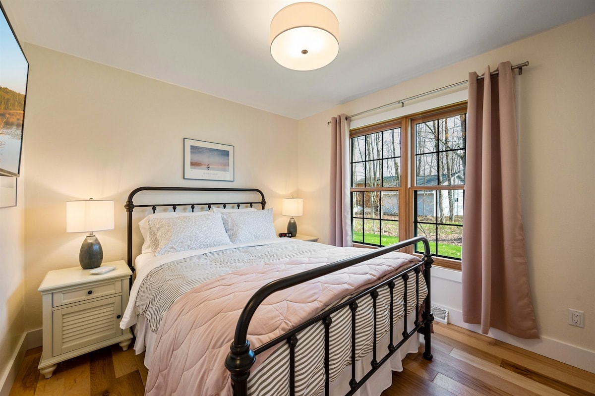 Spálňa s manželskou posteľou má inteligentný televízor, šatník a zatemňovacie rolety.