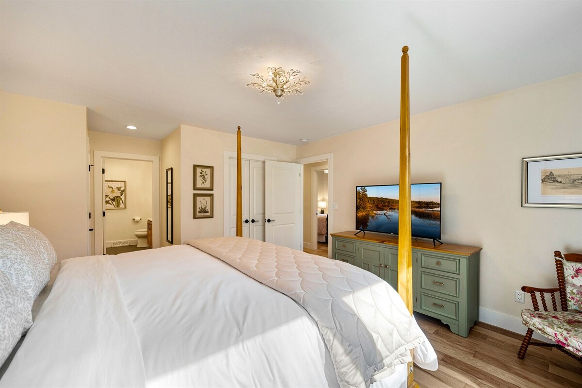 Primárny apartmán má nádhernú posteľ veľkosti Pine King, inteligentnú televíziu, šatník, zatemňovacie rolety a úplne novú vlastnú kúpeľňu.