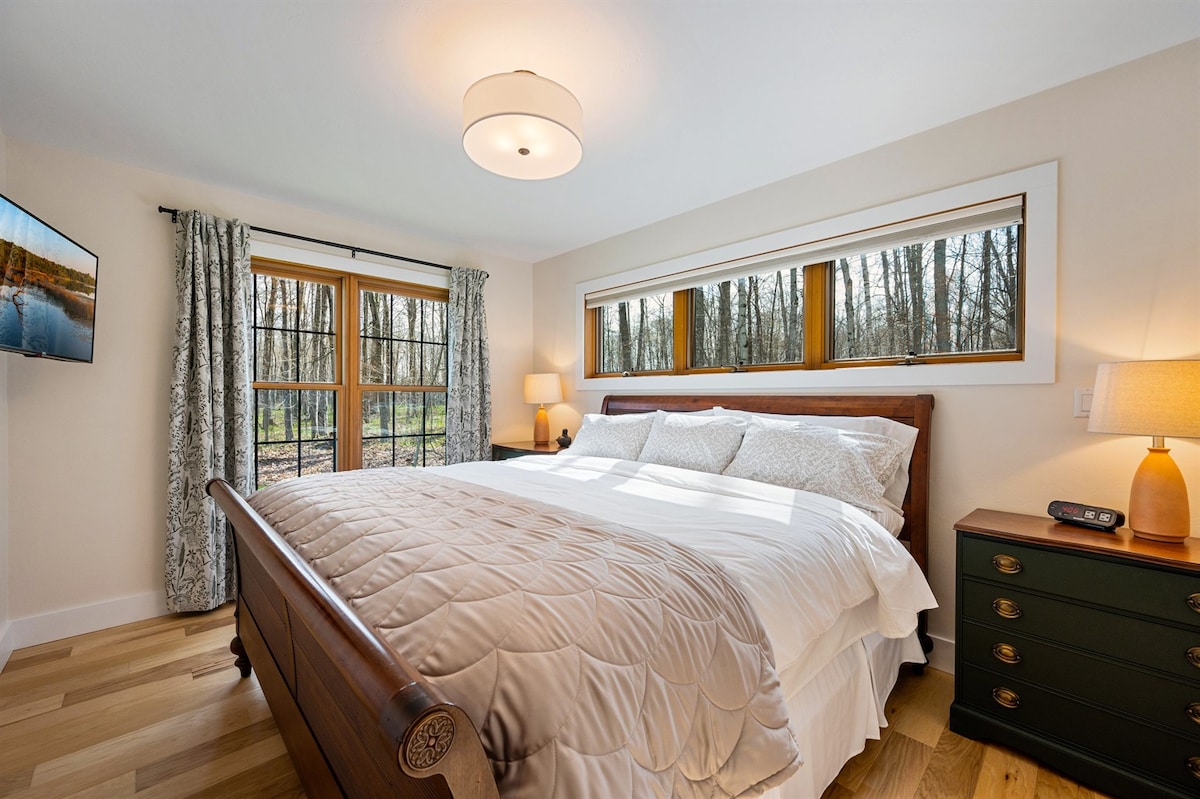 Druhá spálňa má manželskú posteľ, veľa okien a inteligentnú televíziu.  Vo všetkých spálňach sú zatemňujúce okenné úpravy.