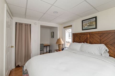 3Bed Apt 5 Mins to i89, w/ off street parking!