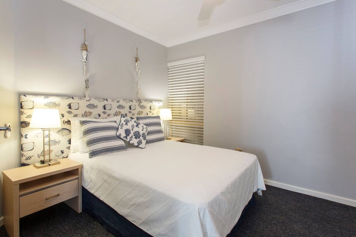 Удобна и мирна спална соба со меко осветлување и чисти чаршафи за мирен престој.