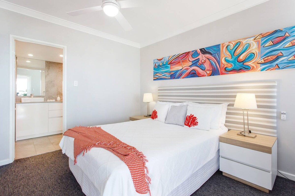 Главна спална соба: брачен кревет (широк 150-179 см), прекрасен декор и сопствена спална соба.