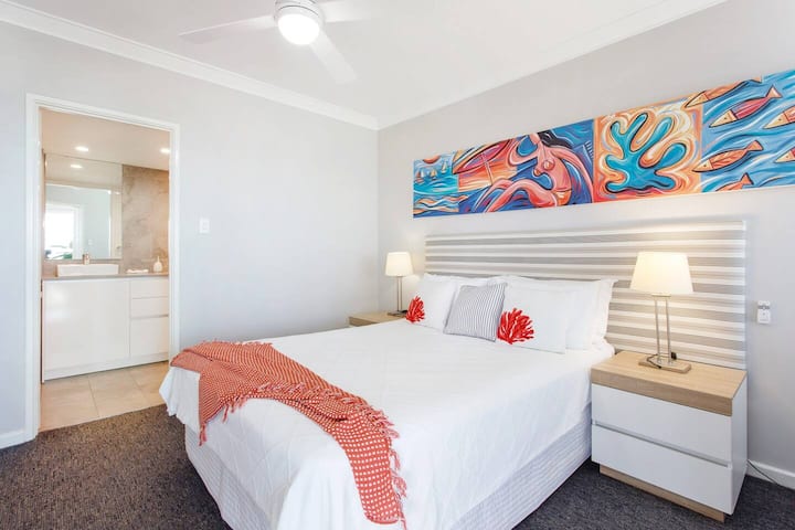 主寝室：クイーンサイズベット、美しいインテリア、エンスイート